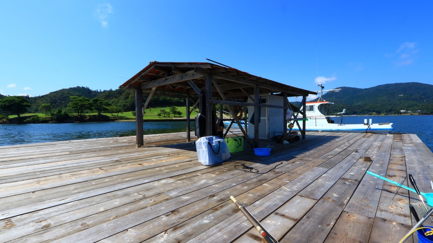 【西中渡船】専用の簡易トイレ付の筏(イカダ)釣場。穏やかな久美浜湾で筏釣りを楽しめます♪