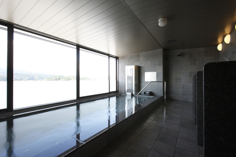 Large public bath on the 8th floor