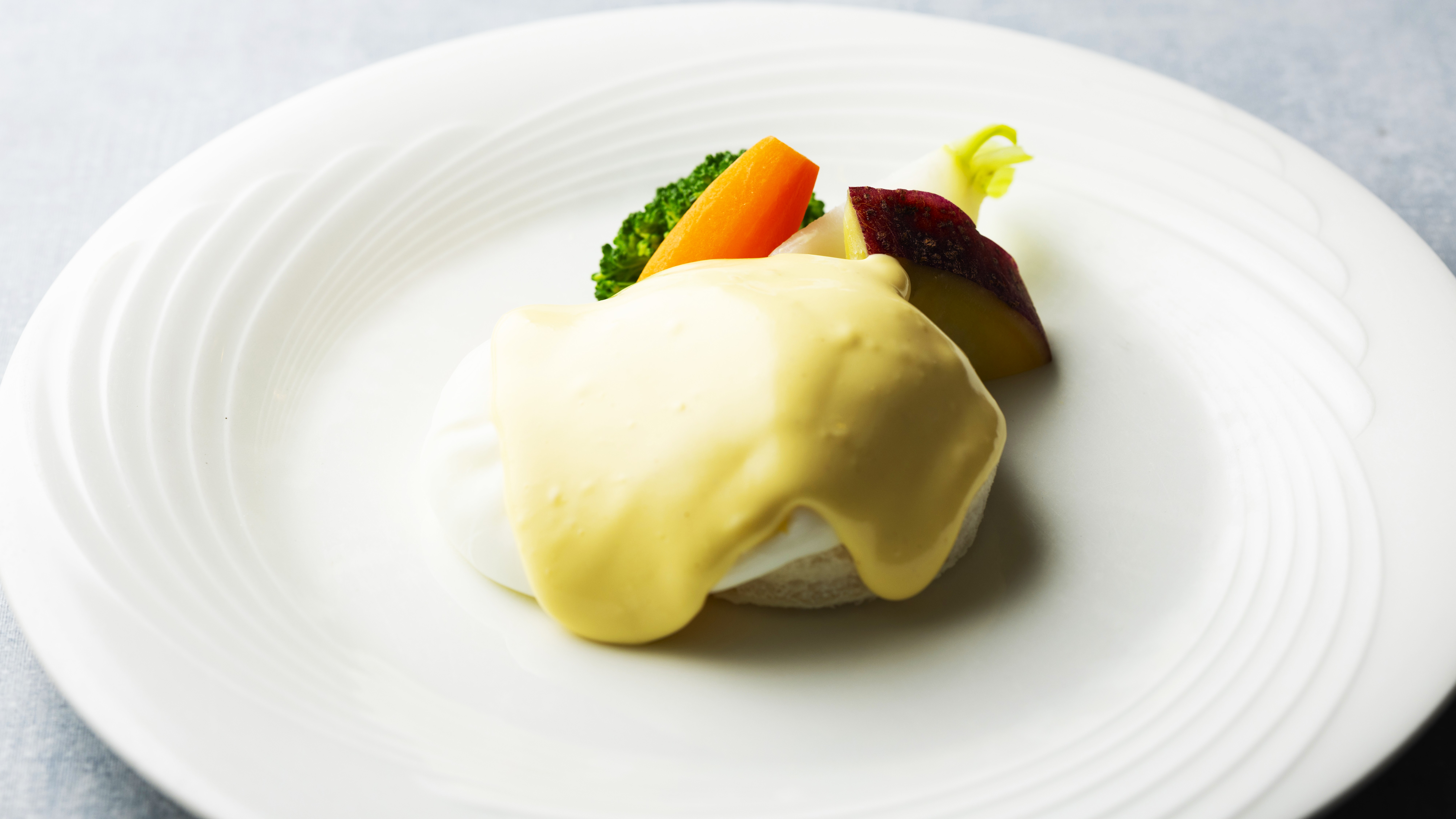 ■　朝食メニュー例　エッグベネディクト　■　