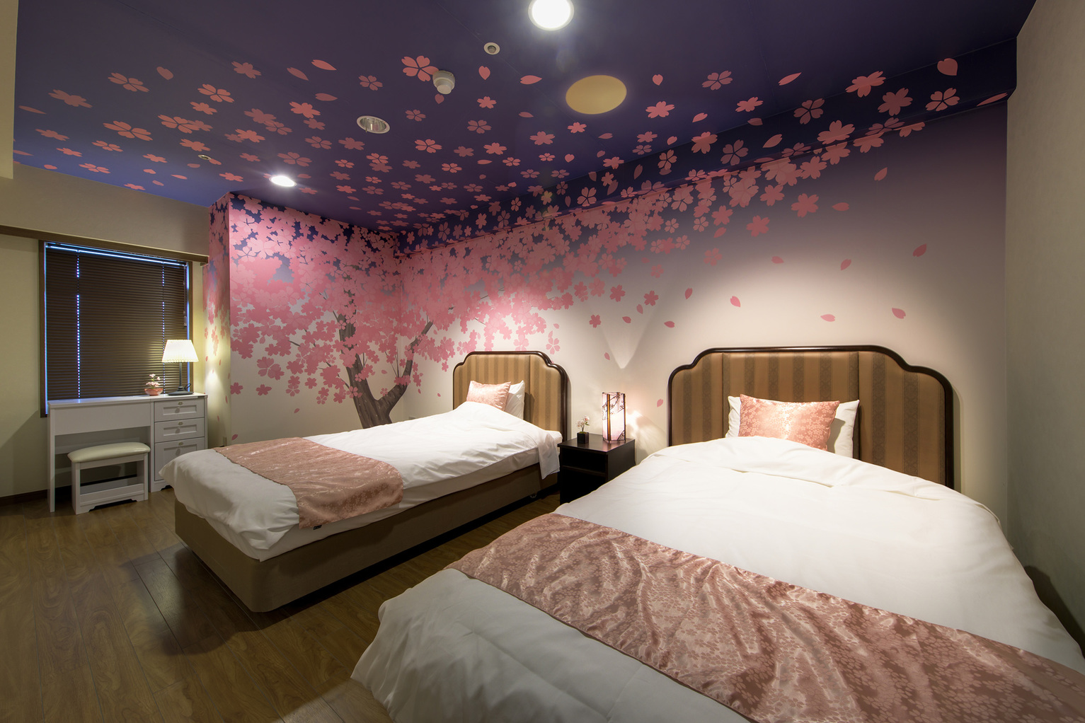 桜花ルーム・桜の木が描かれたベッドルーム