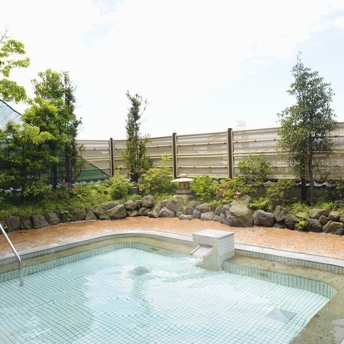 [Onsen large communal bath] The open-air bath has a great sense of liberation