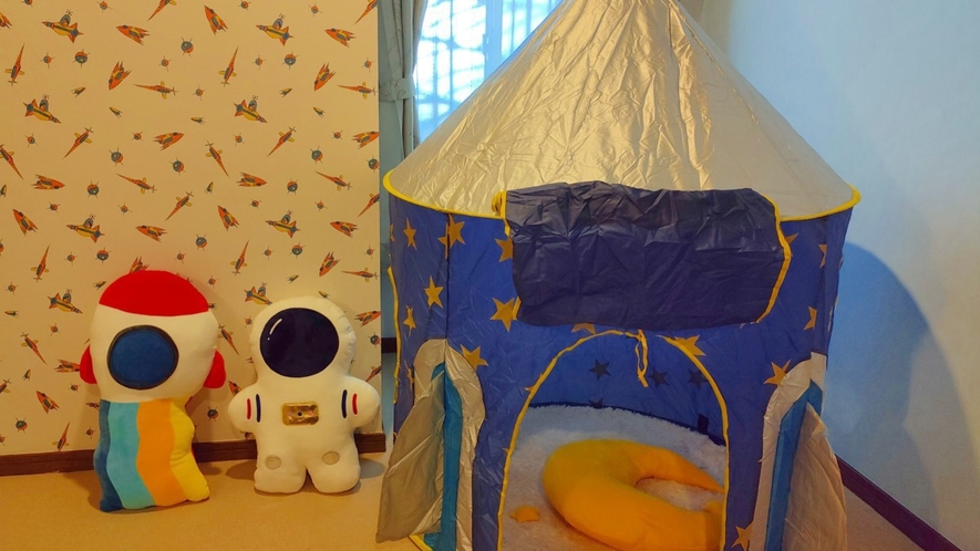 キッズルームの宇宙ロケット型テント