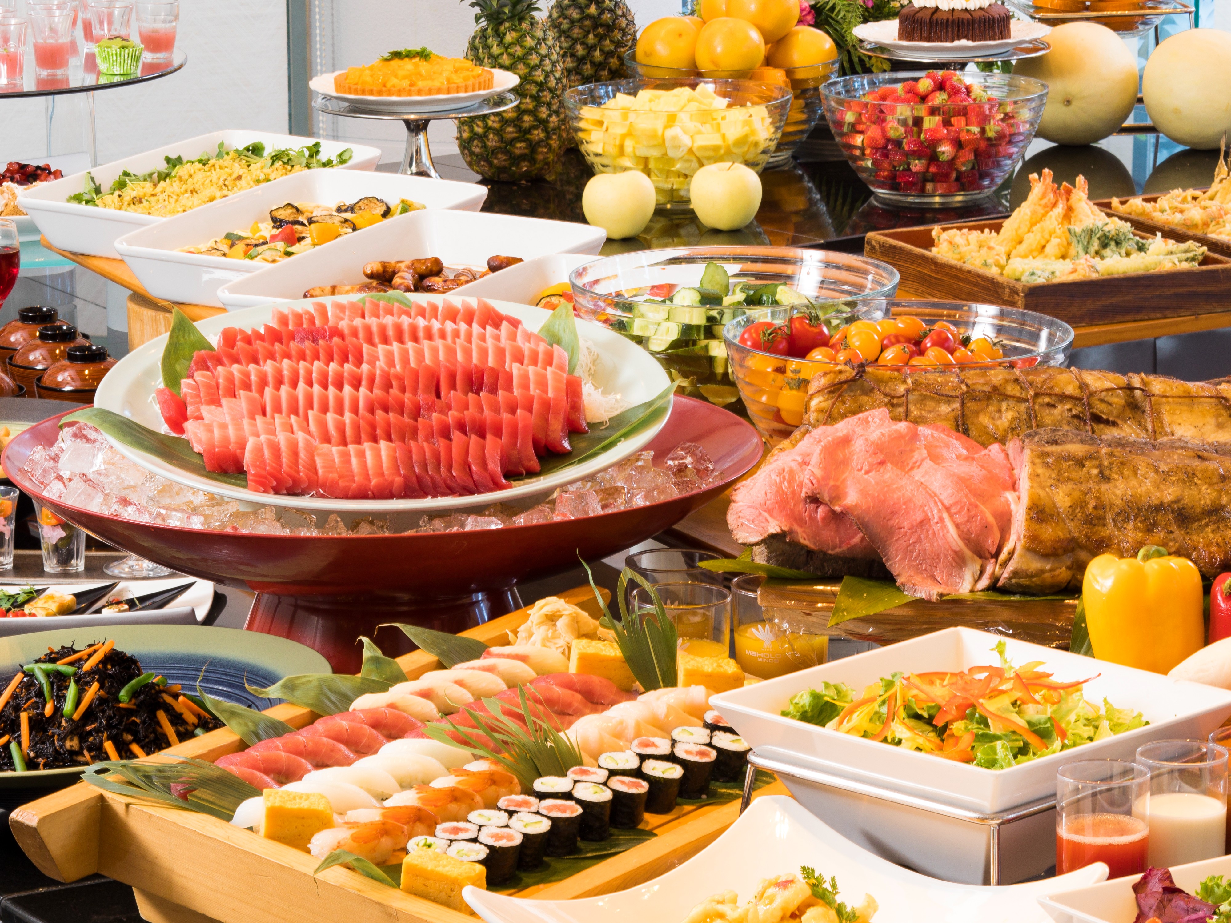 三崎港直送マグロの刺身や寿司も食べ放題♪ディナーバイキングイメージ。
