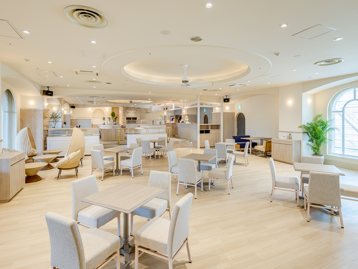 白を基調とした落ち着いた空間の「Rita Cafe（リタカフェ）」