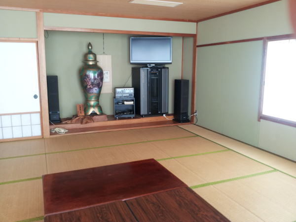Large room (please use for karaoke and banquets)