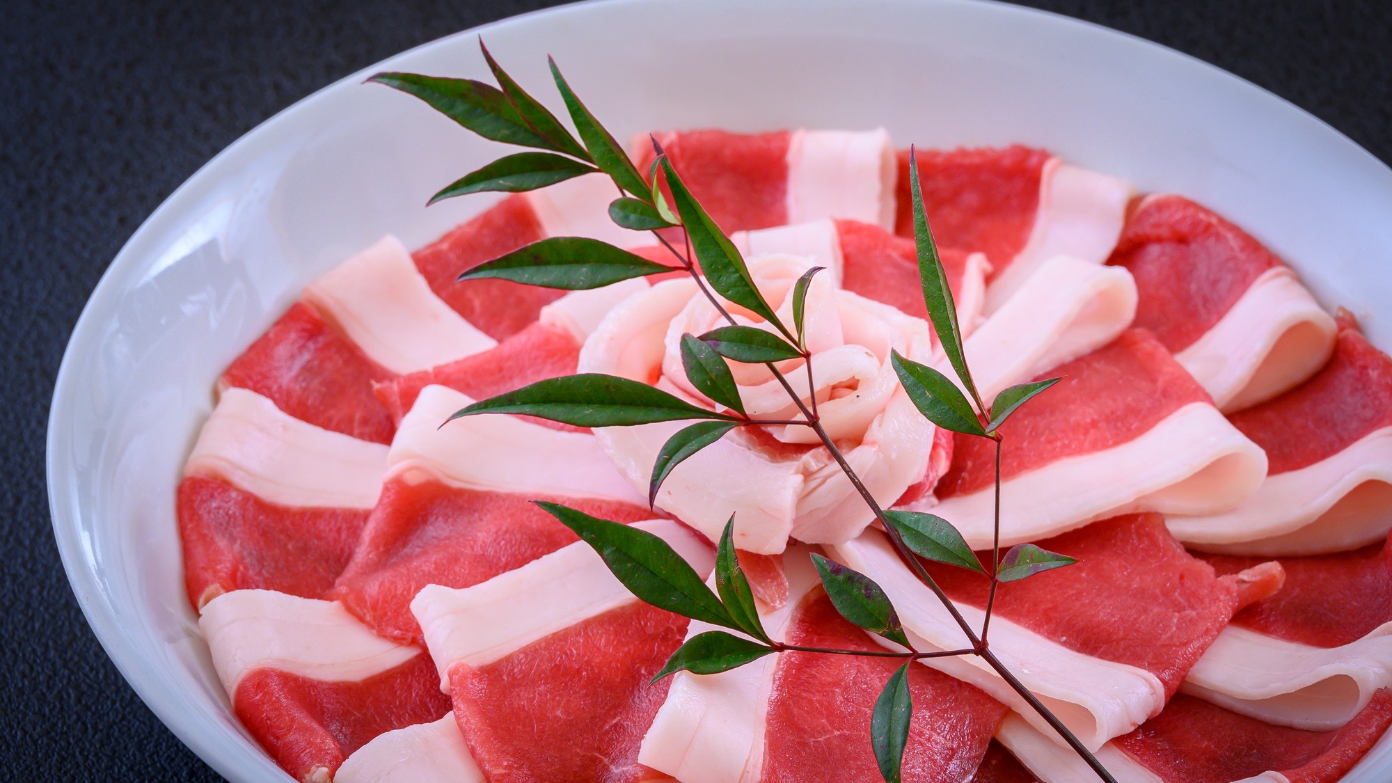 【因州しし肉ぼたん鍋コース】牡丹の花のような美しい盛り付け。柔らかな肉質と甘い脂身が好評です