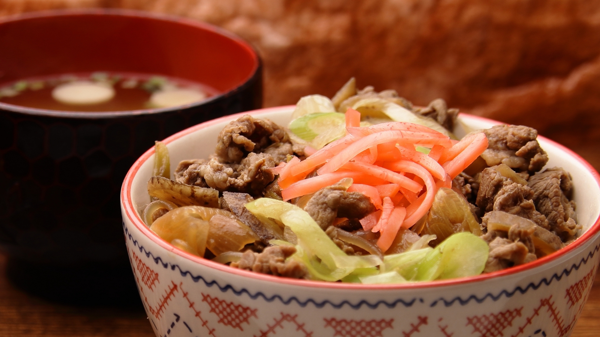 「お仕事終わりのお客様に温かいお食事を」との思いから、鳥取和牛焼肉丼プラン。特製焼肉のタレで味付け。