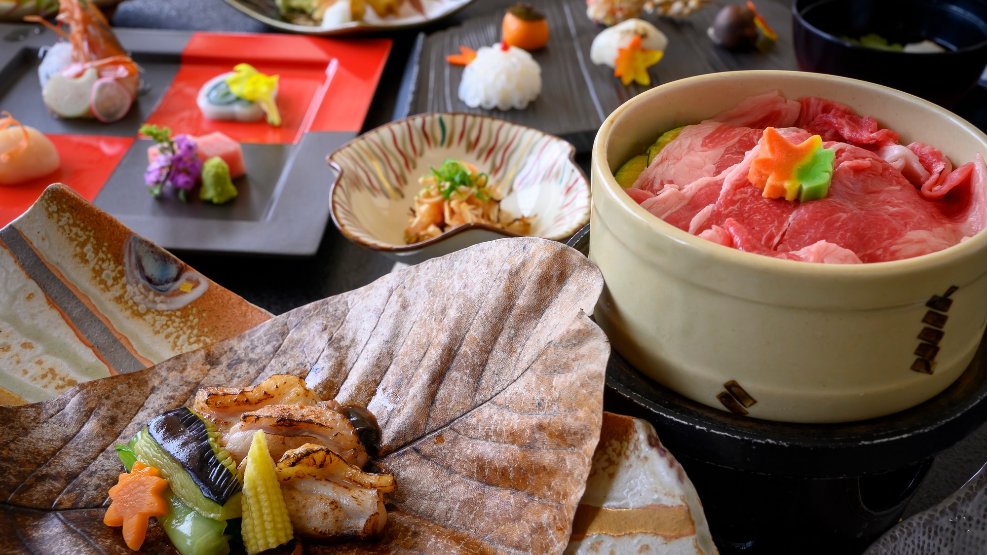 【秋の会席料理コース】秋の名物、朴葉焼き。甘辛い味わいが食欲をあおり、酒の肴にもぴったり。