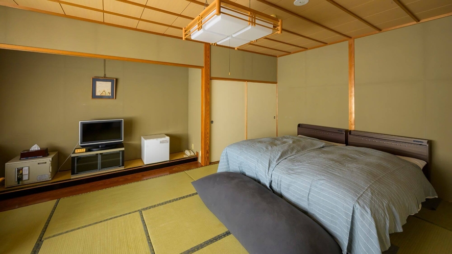 【大浴場側〇和ベッド客室＜鷲峰山＞】12畳にツインベッドを備えた特別和室です。