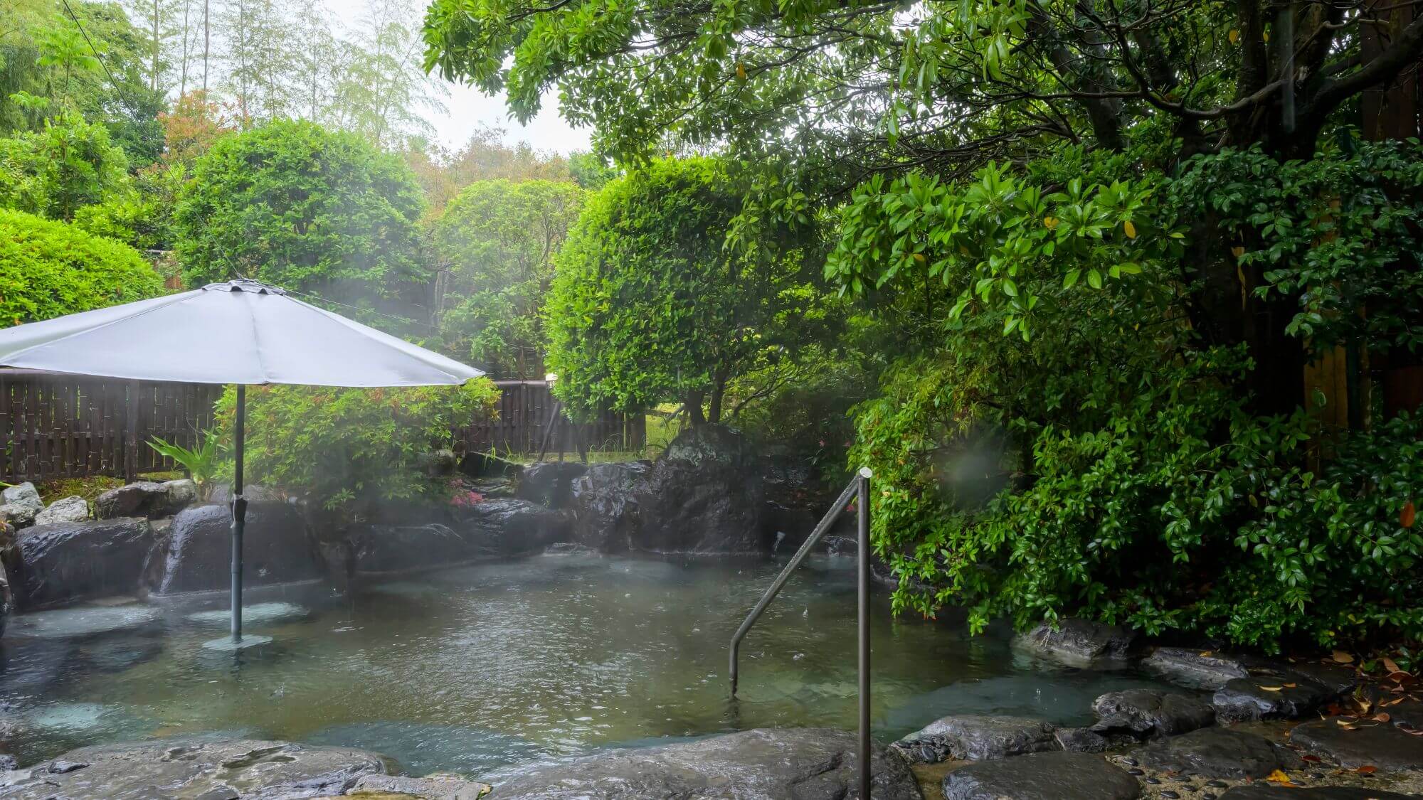 【庭園露天風呂・堀の湯】野趣あふれる露天風呂で、癒しとくつろぎのひと時を。