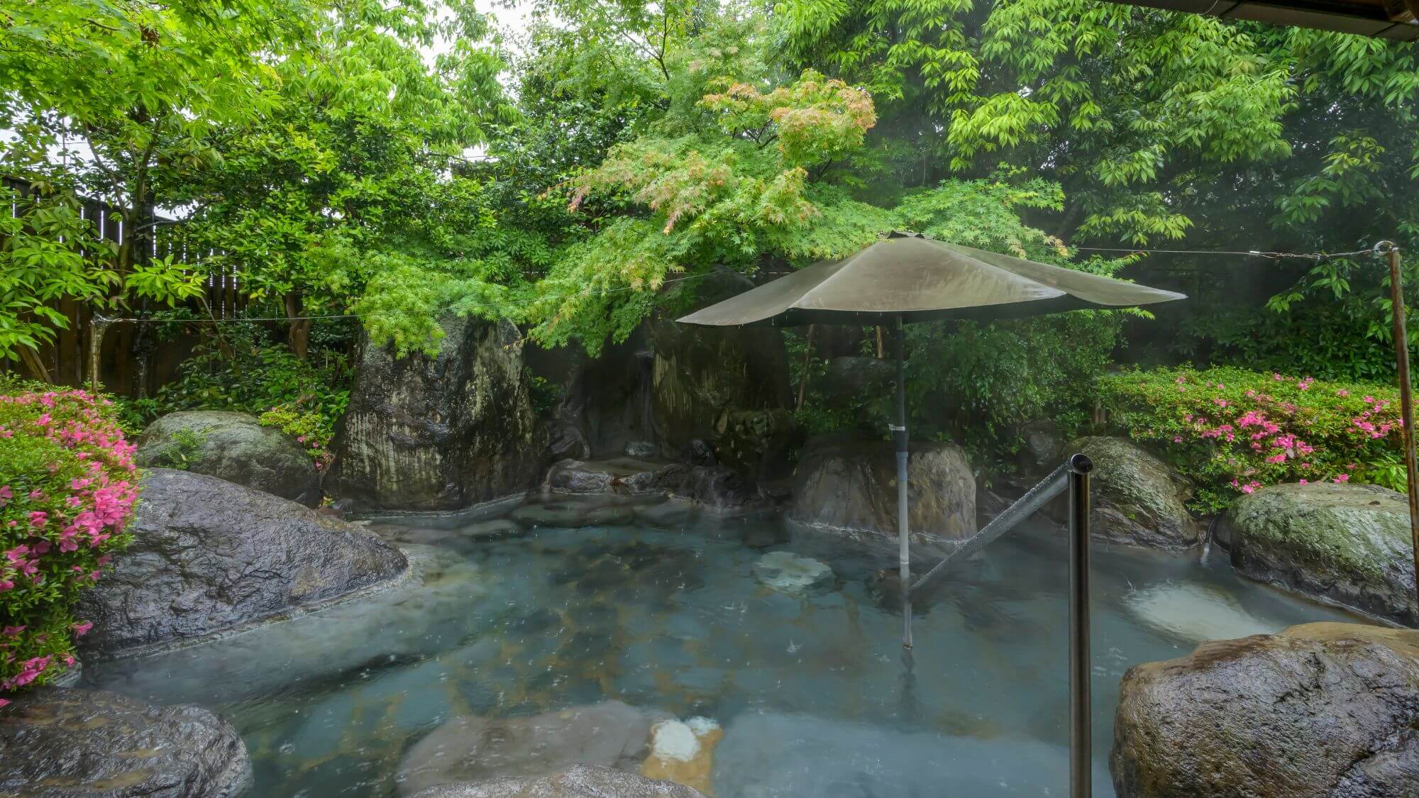 【庭園露天風呂・大石の湯】緑豊かな庭園露天風呂です。