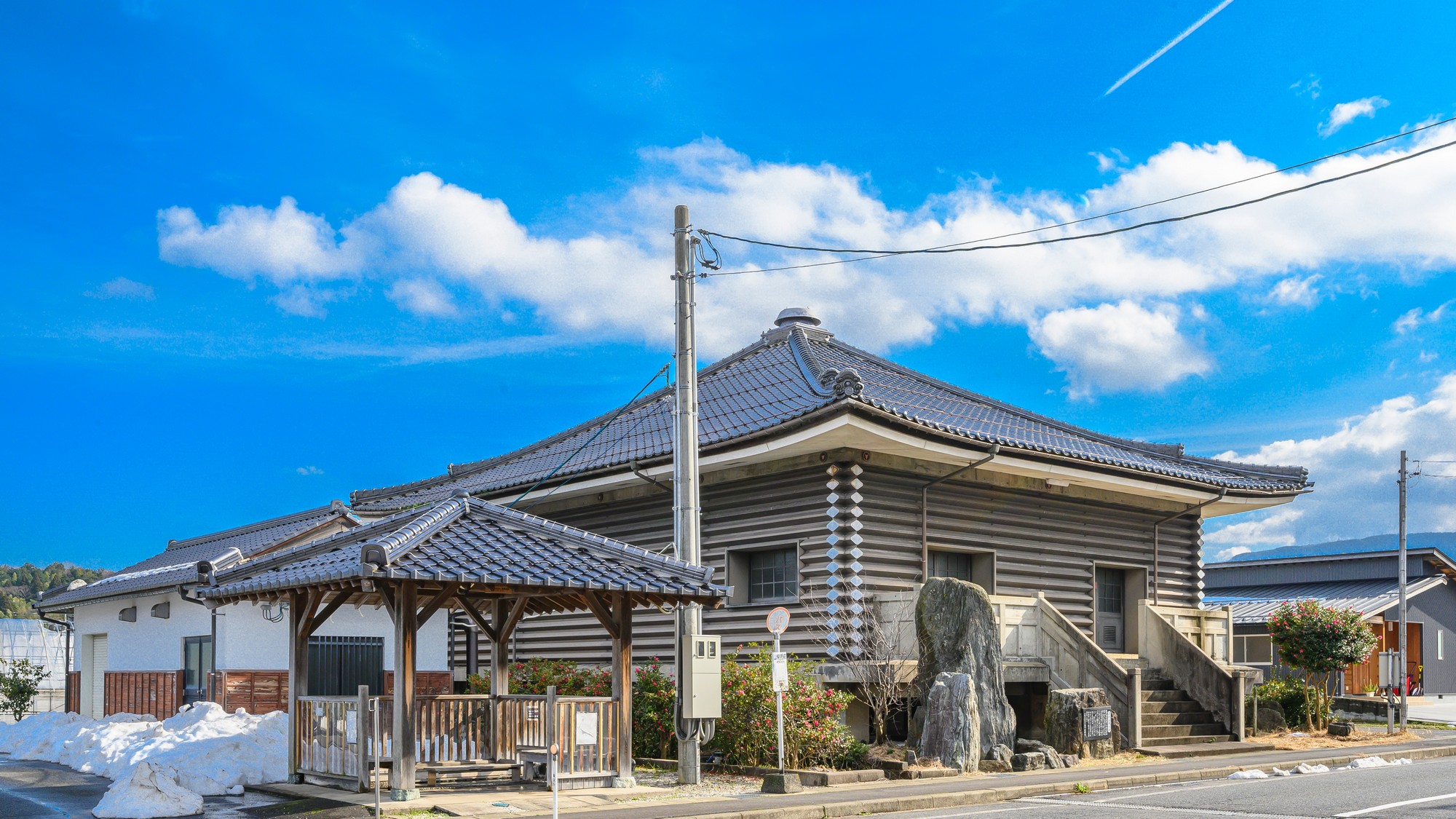 【外観】山紫苑駐車場わき。東屋風の足湯です。