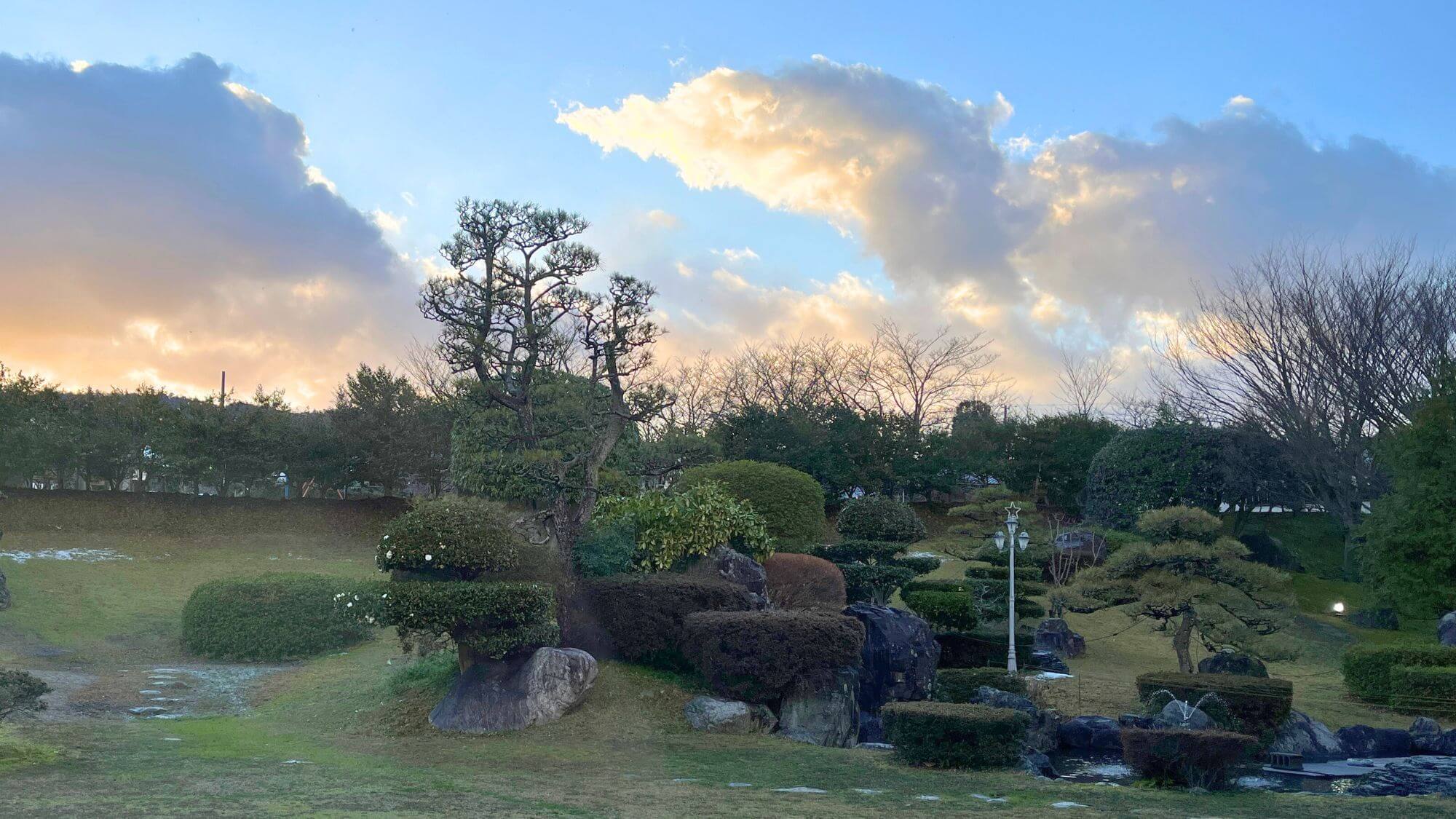 【日本庭園】鹿野の里山を借景に、心休まる景色が広がります。