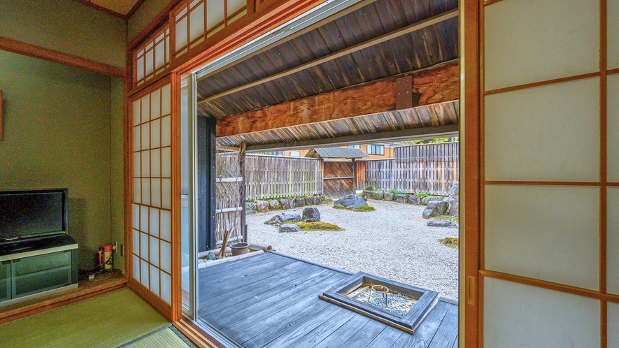 【大浴場側〇風情のある純和風客室＜葵＞】新緑、紅葉、雪景色。四季折々の風情豊かな日本庭園が自慢です。