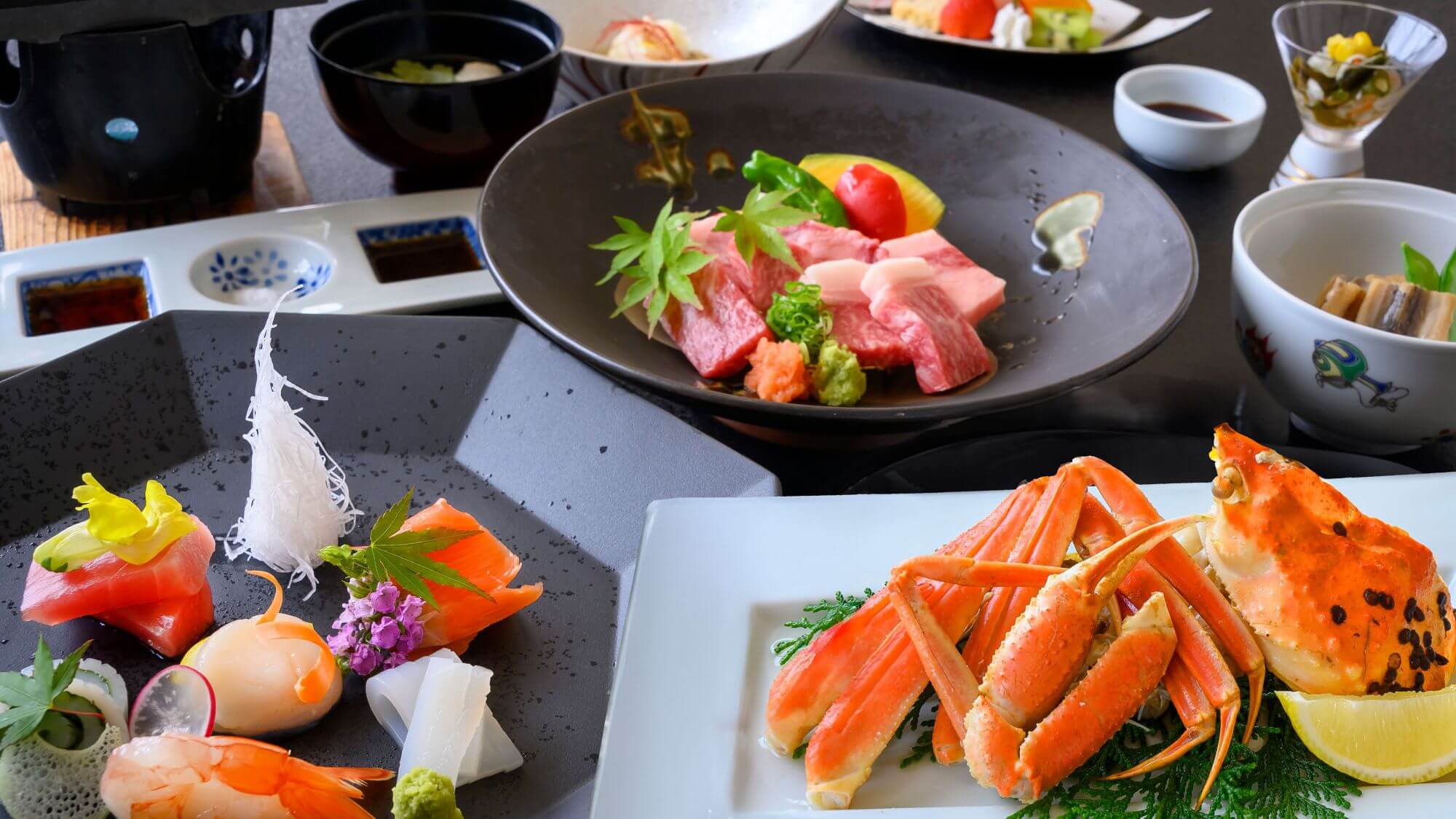 【鳥取贅沢会席】冬の一例。ずわい蟹（半身）と、ブランド和牛陶板焼きの贅沢なコースです。