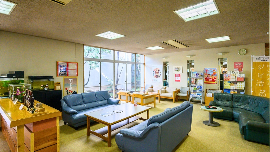 【館内施設】食堂前にある休憩スペース。鳥取の観光案内や、図書コーナー、ミニ水族館コーナーがございます