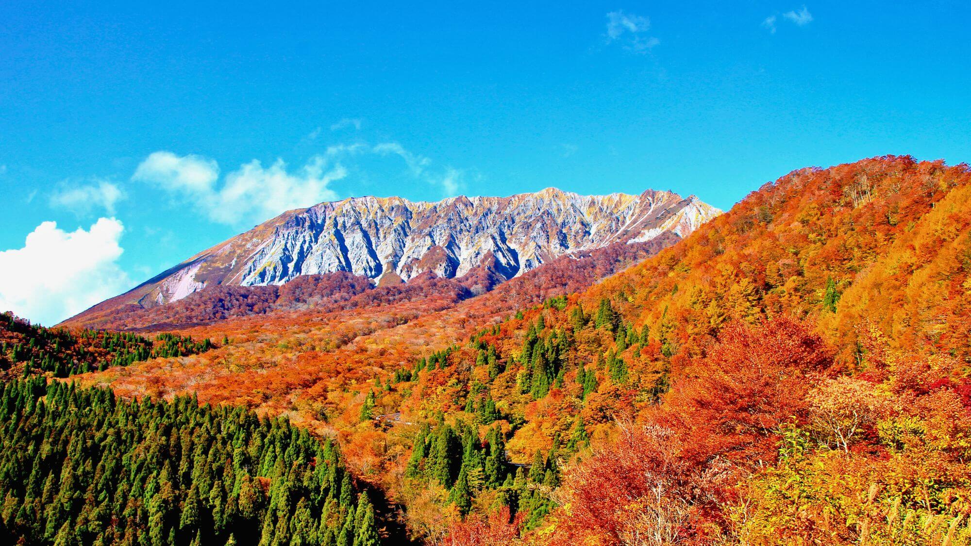 【大山】鳥取県西部、中国地方最高峰の名峰です。紅葉シーズンは多くの観光客でにぎわいます。