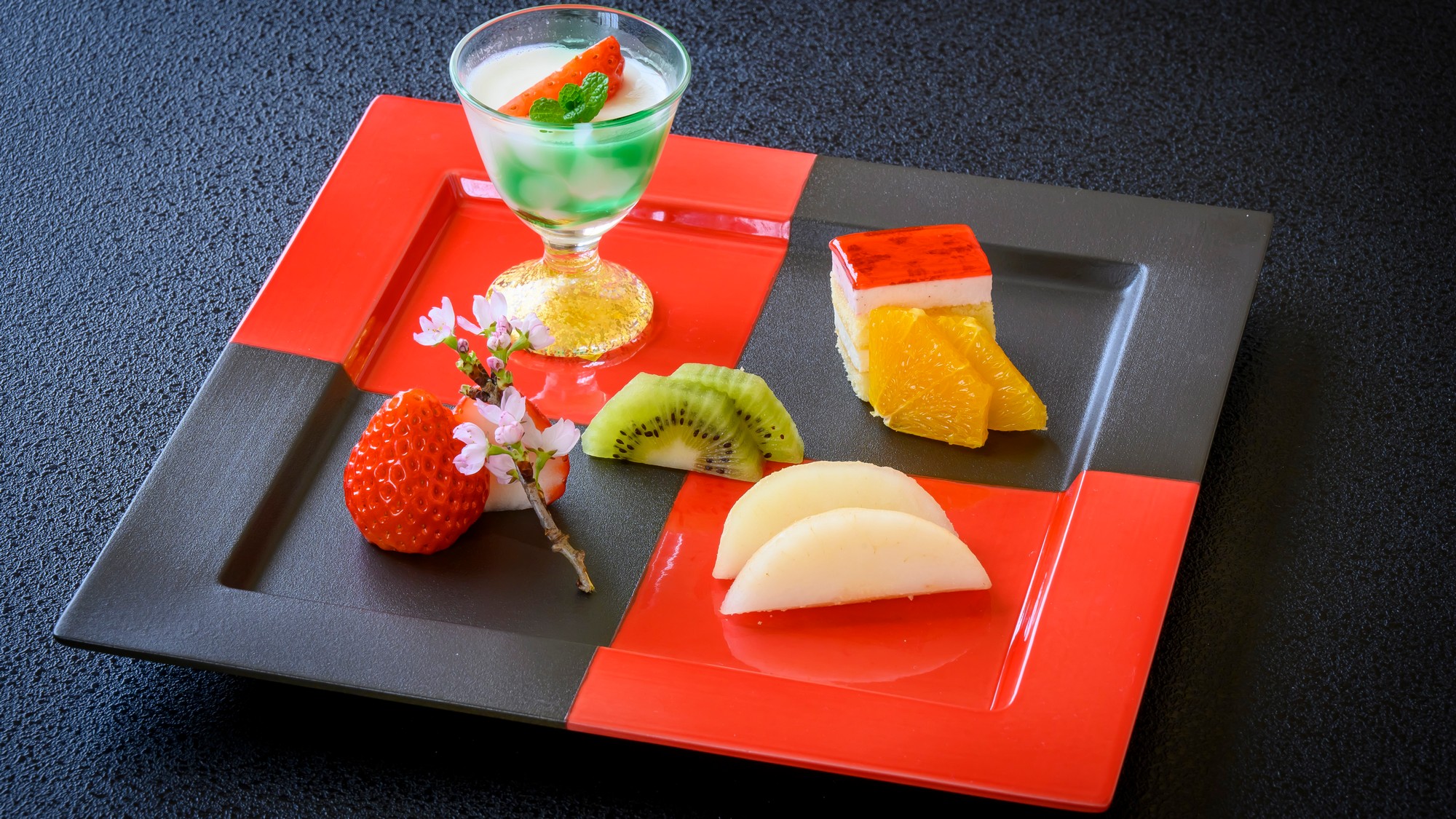 【季節の会席料理コース】デザートプレート。旬の果物や料理長自慢のスイーツをご夕食後にお楽しみください