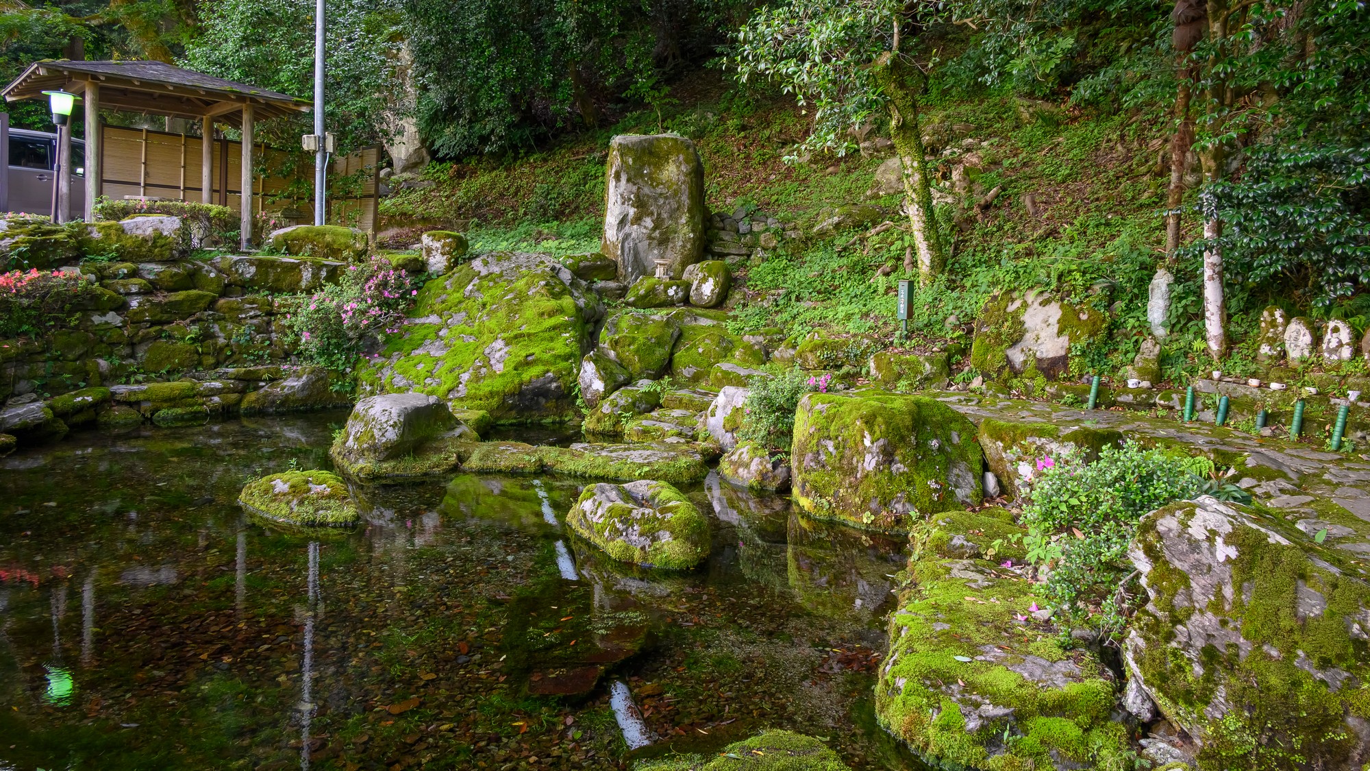 【布勢の清水】山紫苑より車で10分、布勢平神社境内の巨岩の下から湧き出る清冷な清水です。