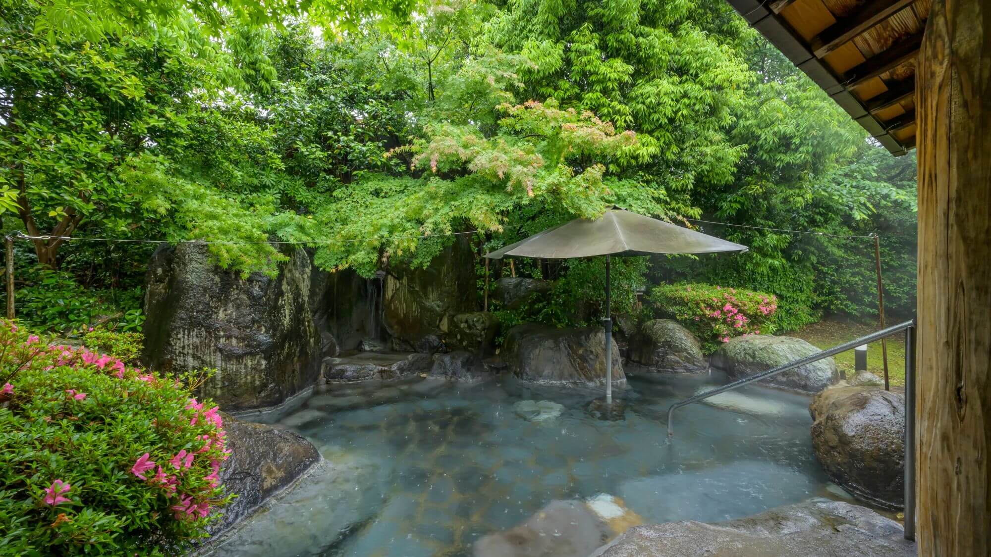 【庭園露天風呂・大石の湯】野趣あふれる露天風呂で、癒しとくつろぎのひと時を。