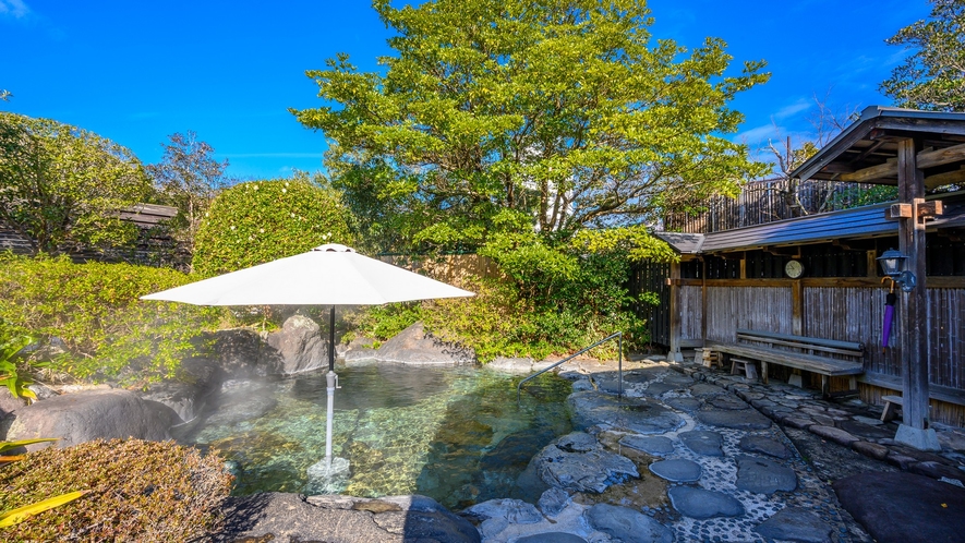 【庭園露天風呂】夕方ごろには夕日に照らされる日本庭園、夜には満天の星空をお楽しみください。