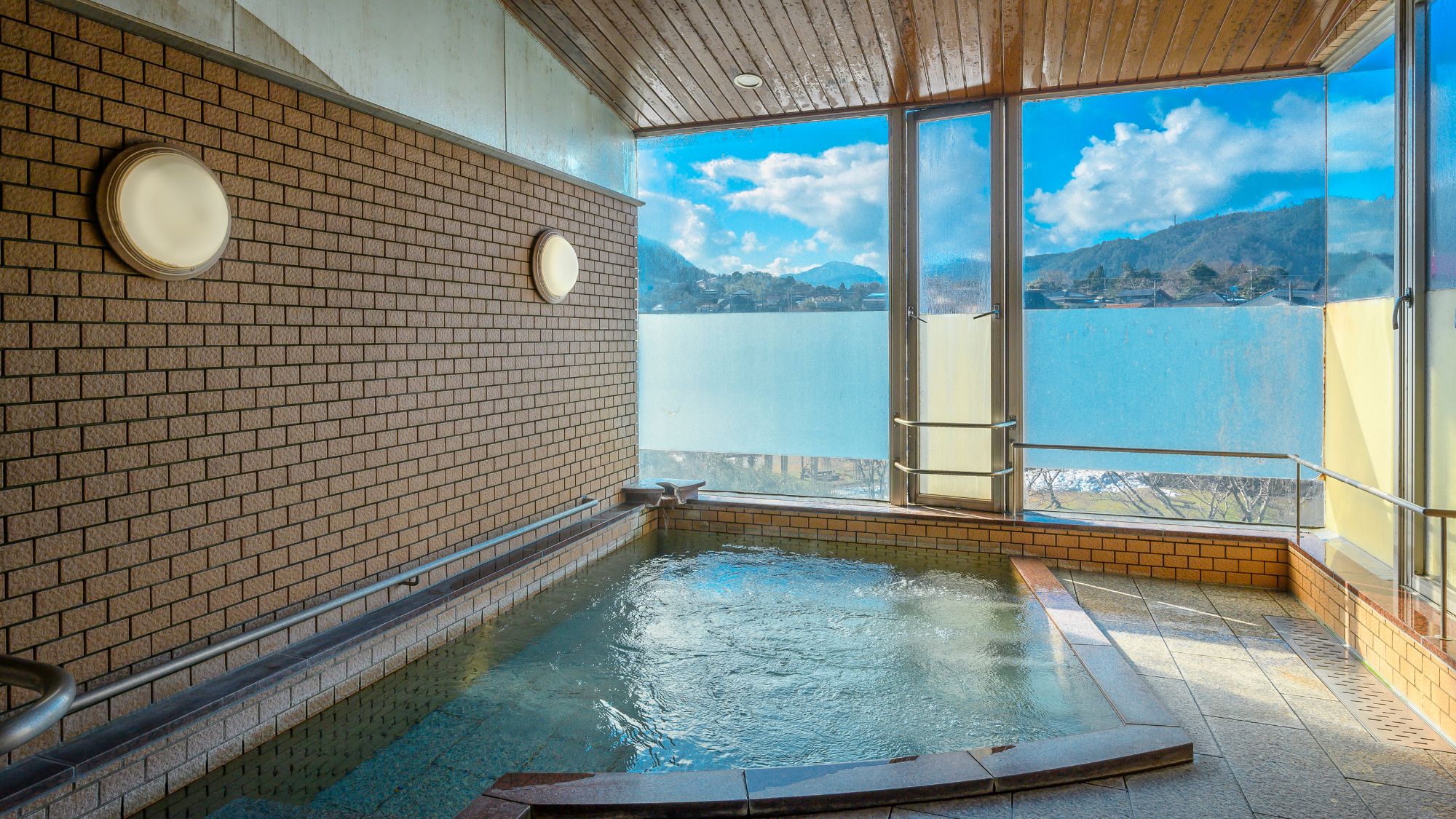 【4階展望浴場天の川・おり姫（女性）】因幡の名峰「鷲峰山」を眺める展望風呂です。