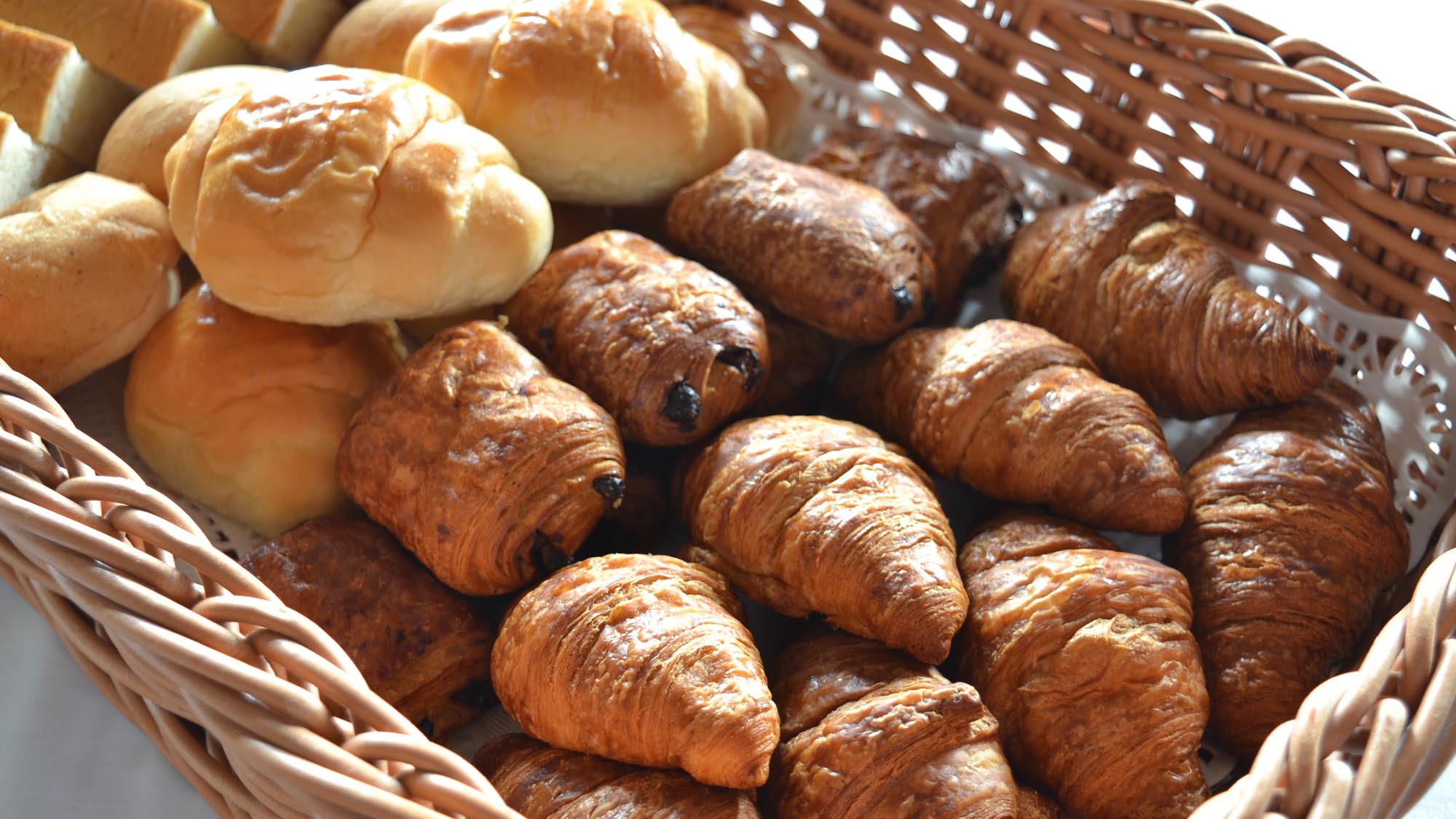 ◆朝食　パン各種：オーブンで焼き立てのクロワッサンは香ばしくサクサク！朝食一番人気の一品です。