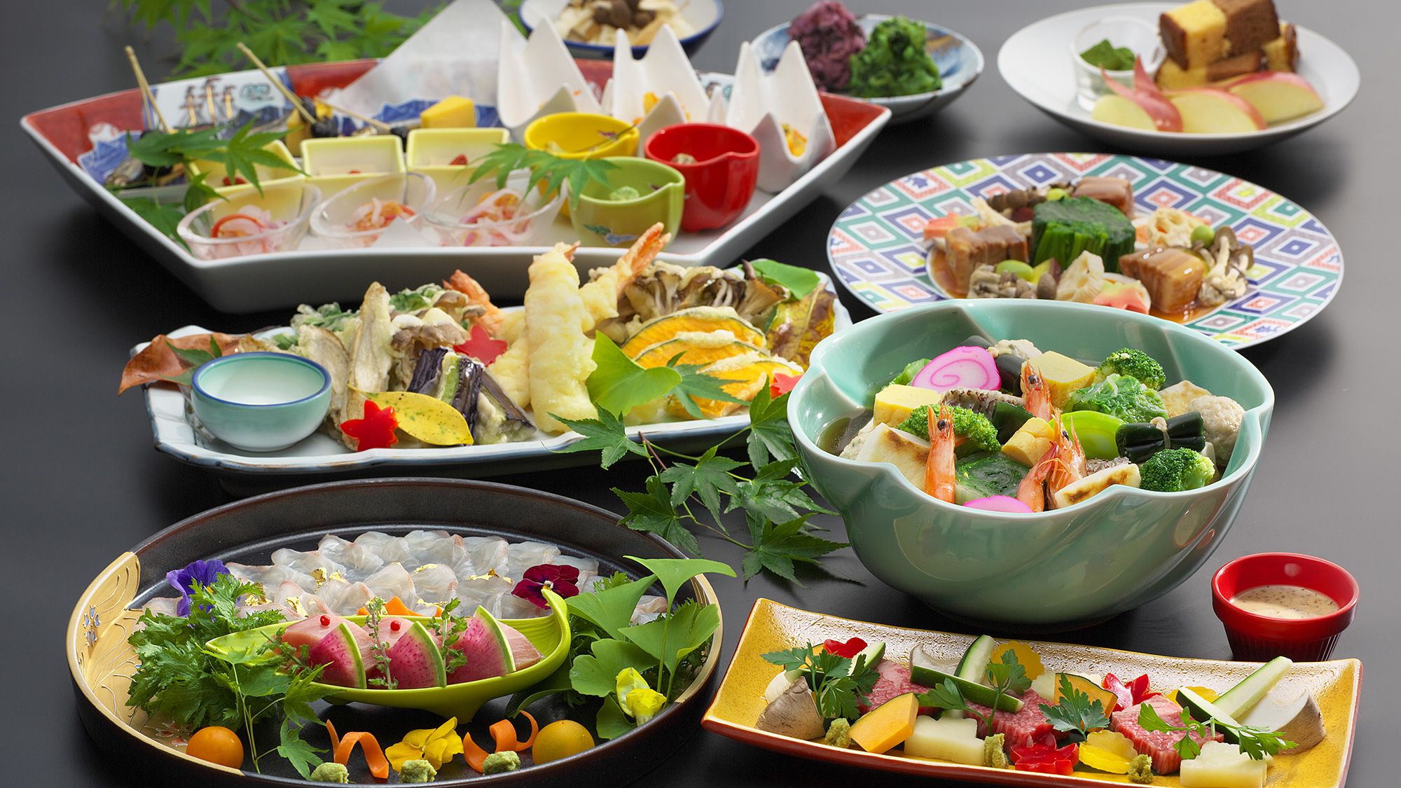 国産牛と彩野菜のサラダ仕立て、鯛薄造り　前菜など。