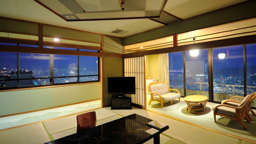●12.5畳＋6畳の角部屋特別室。二面の窓ガラスから夜景を一望できます