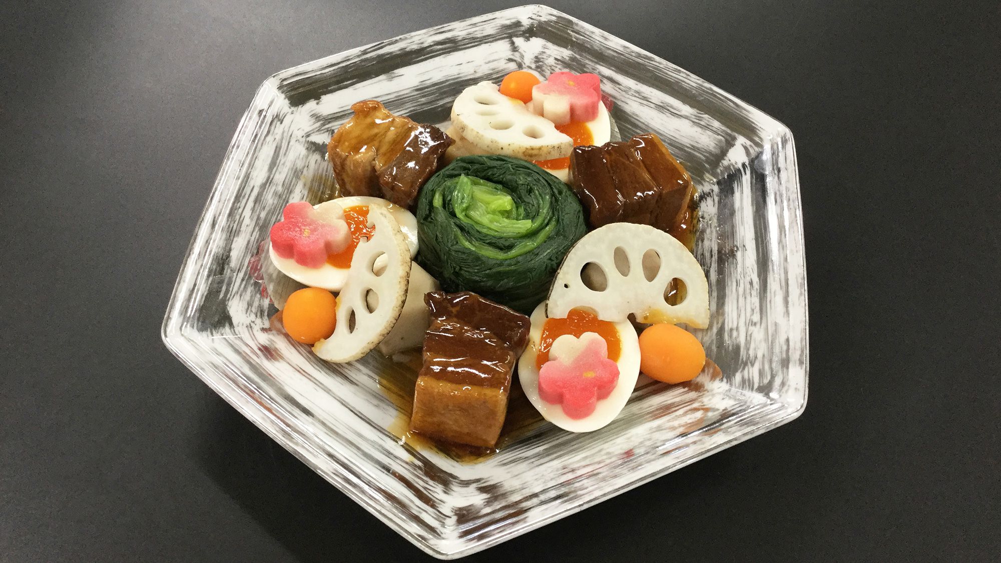 【12～2月卓袱 孔雀】豚の角煮と旬野菜の炊合せ