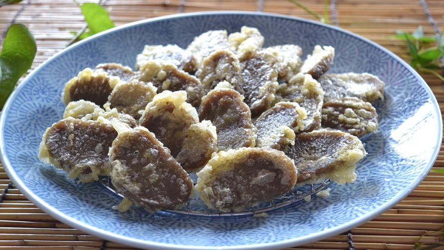 ◆朝食　かんころ餅：長崎特産のかんころ餅をてんぷらにしました。ほんのりと甘くモチモチです。