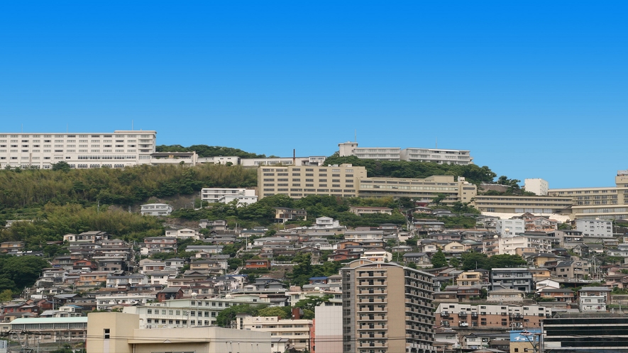 ●長崎港を見下ろす高台に位置する梅松鶴