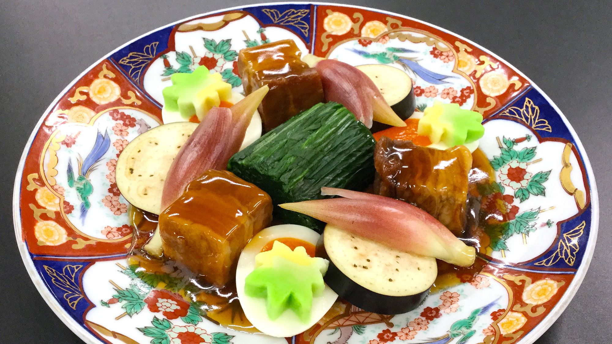 ◆26夏【6～8月卓袱 孔雀】豚の角煮と旬野菜の炊合せ