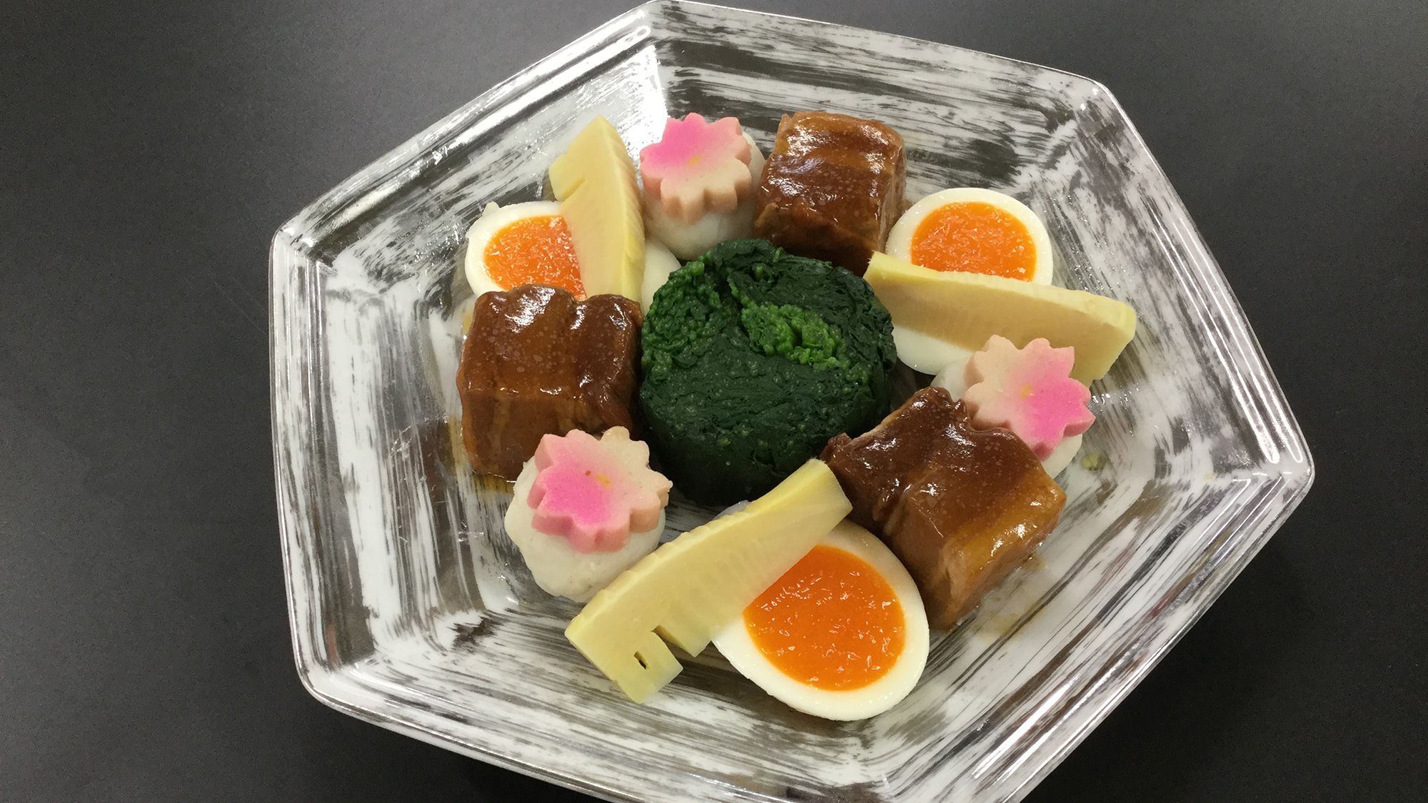 ◆26春【3～5月卓袱 孔雀】豚の角煮と旬野菜の炊合せ