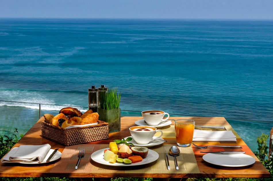 壮大な海を眺めながらの朝食