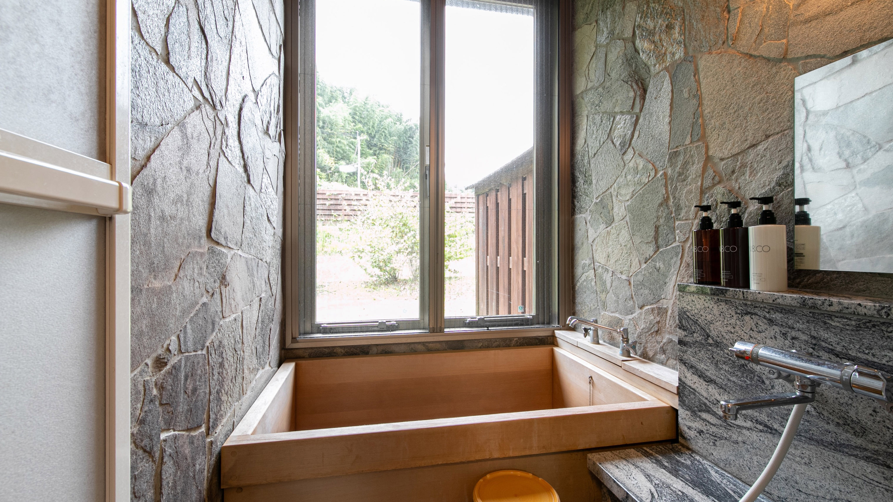 【和洋室】檜の内湯◆鹿児島産の材木と畳の融合（禁煙）30平米