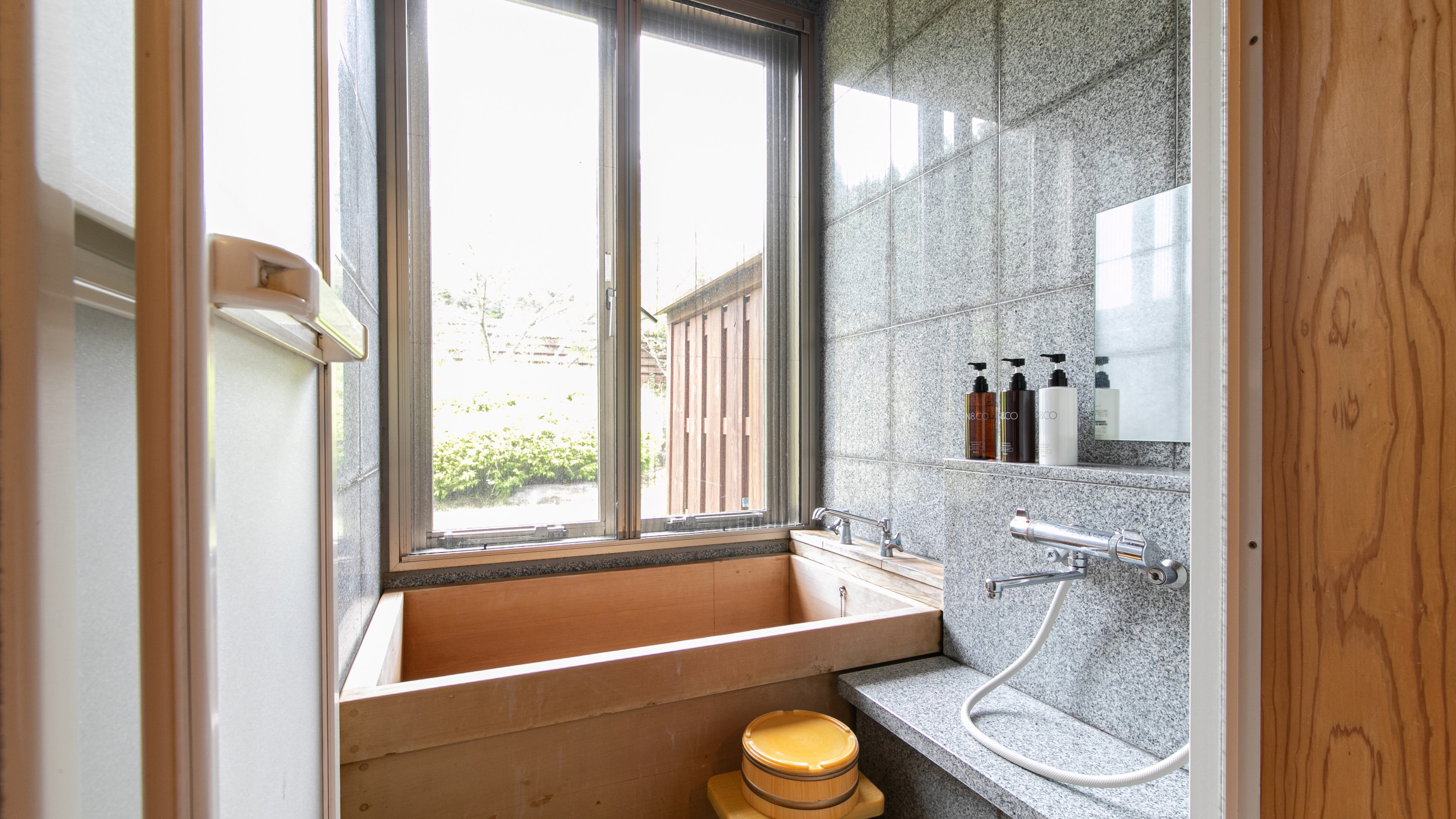 【洋室ツイン】檜の内湯◆木の香りに包まれた洋室(禁煙)