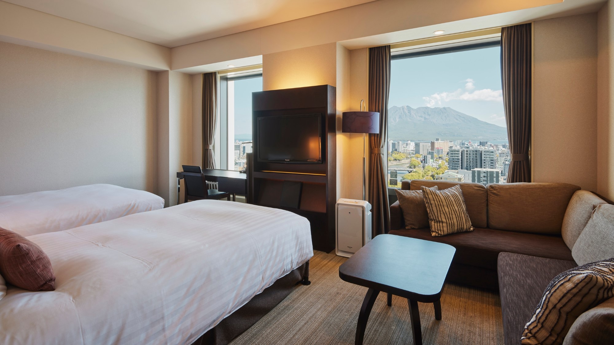 【高層階・桜島側プレミアムツインルーム (31号室) 35.4㎡】上層階のプレミアム空間。