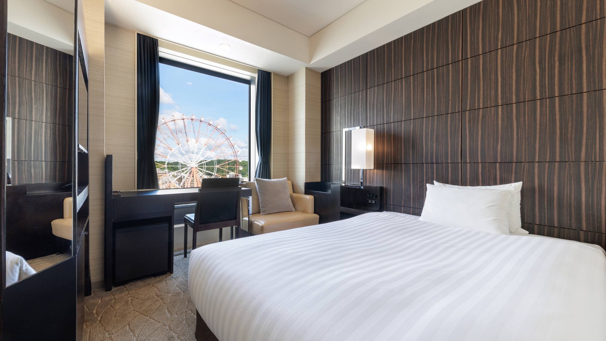 【観覧車側セミダブル 17.7㎡/ベッド幅140cm】シティビューも楽しめます♪