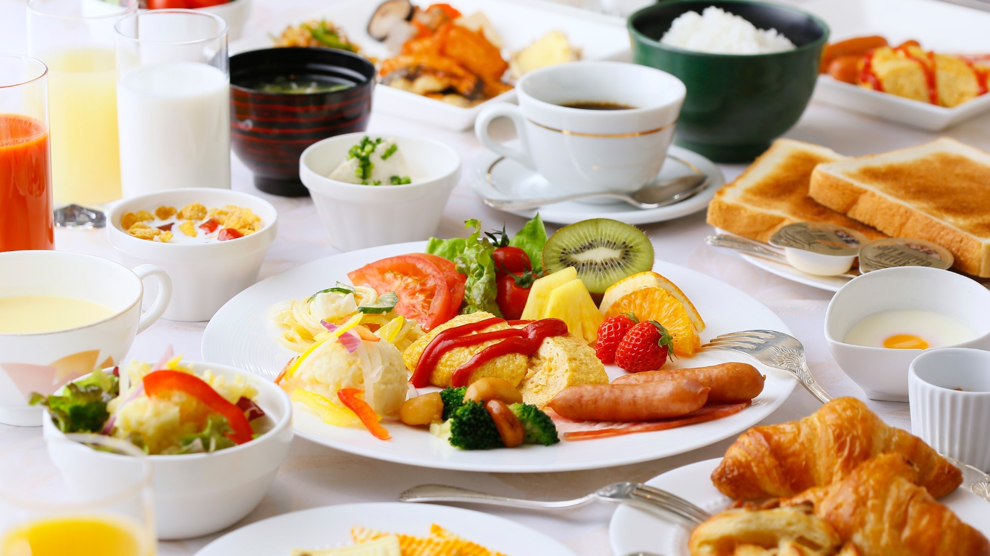 【朝食】和洋食ブッフェスタイルで気軽にお召し上がりください。