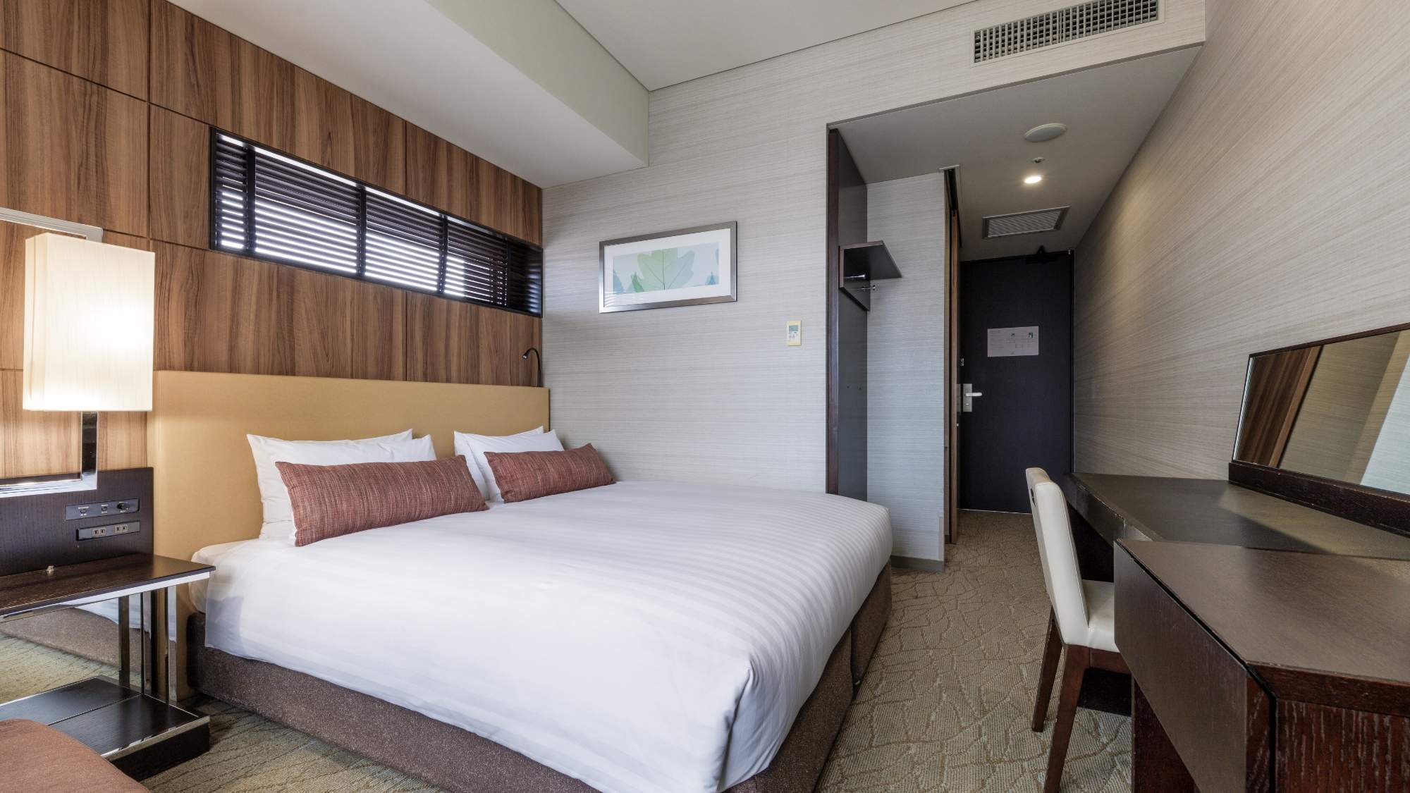 【鹿児島中央駅側コーナーダブルルーム 22.2㎡/ベッド幅160cm】当館1番広いベッドサイズです。