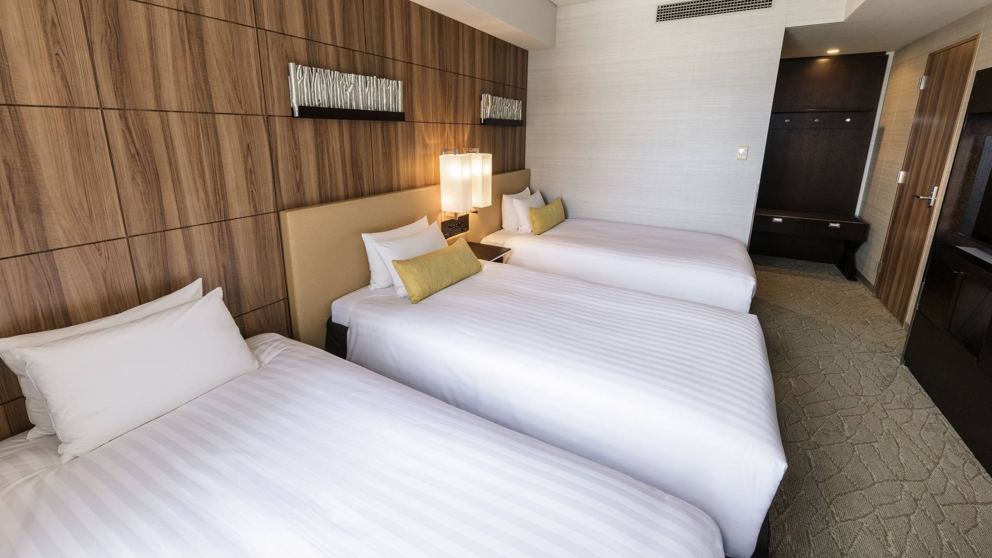 【桜島側スーペリアツインルーム 28.2㎡/3ベッド】ご家族や友人との滞在に最適な3ベッドタイプ。