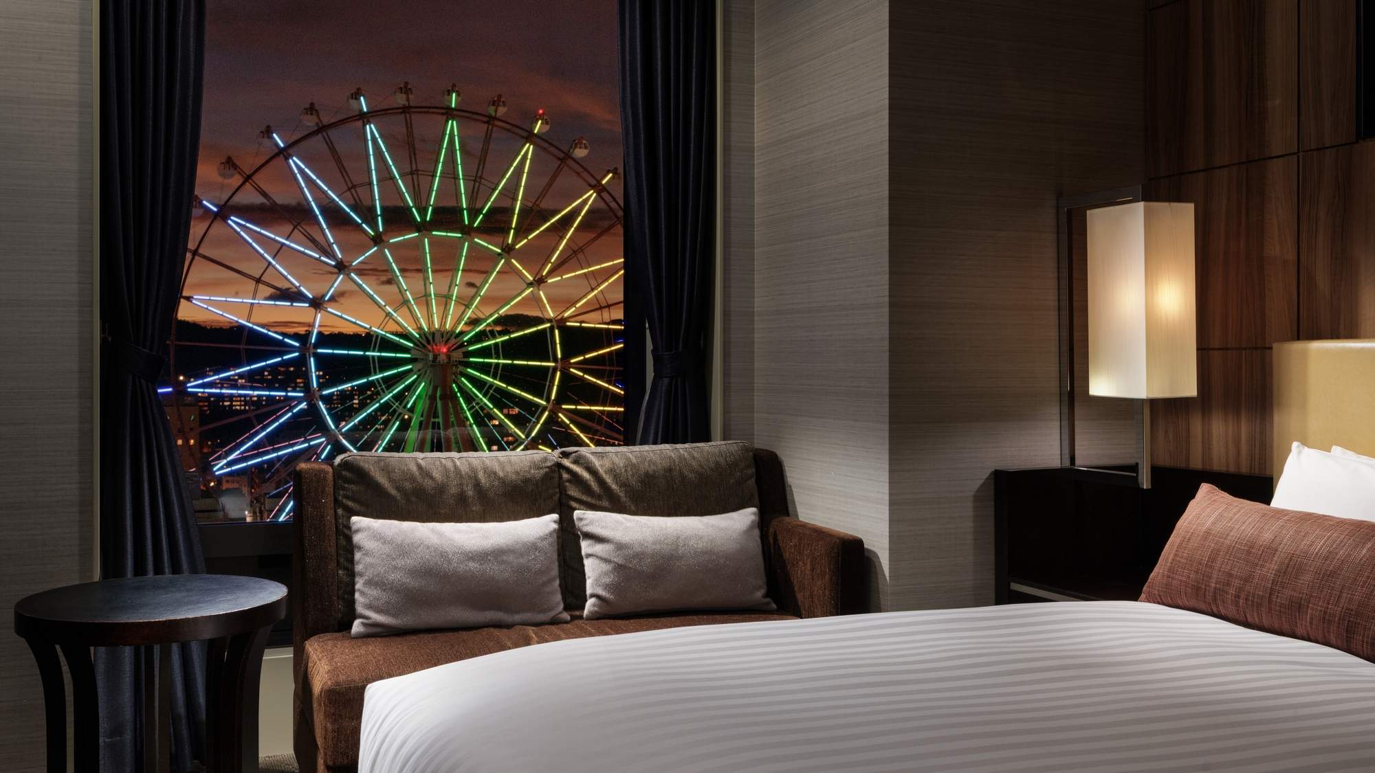 【鹿児島中央駅側コーナーダブルルーム 22.2㎡/ベッド幅160cm】当館1番広いベッドサイズです。