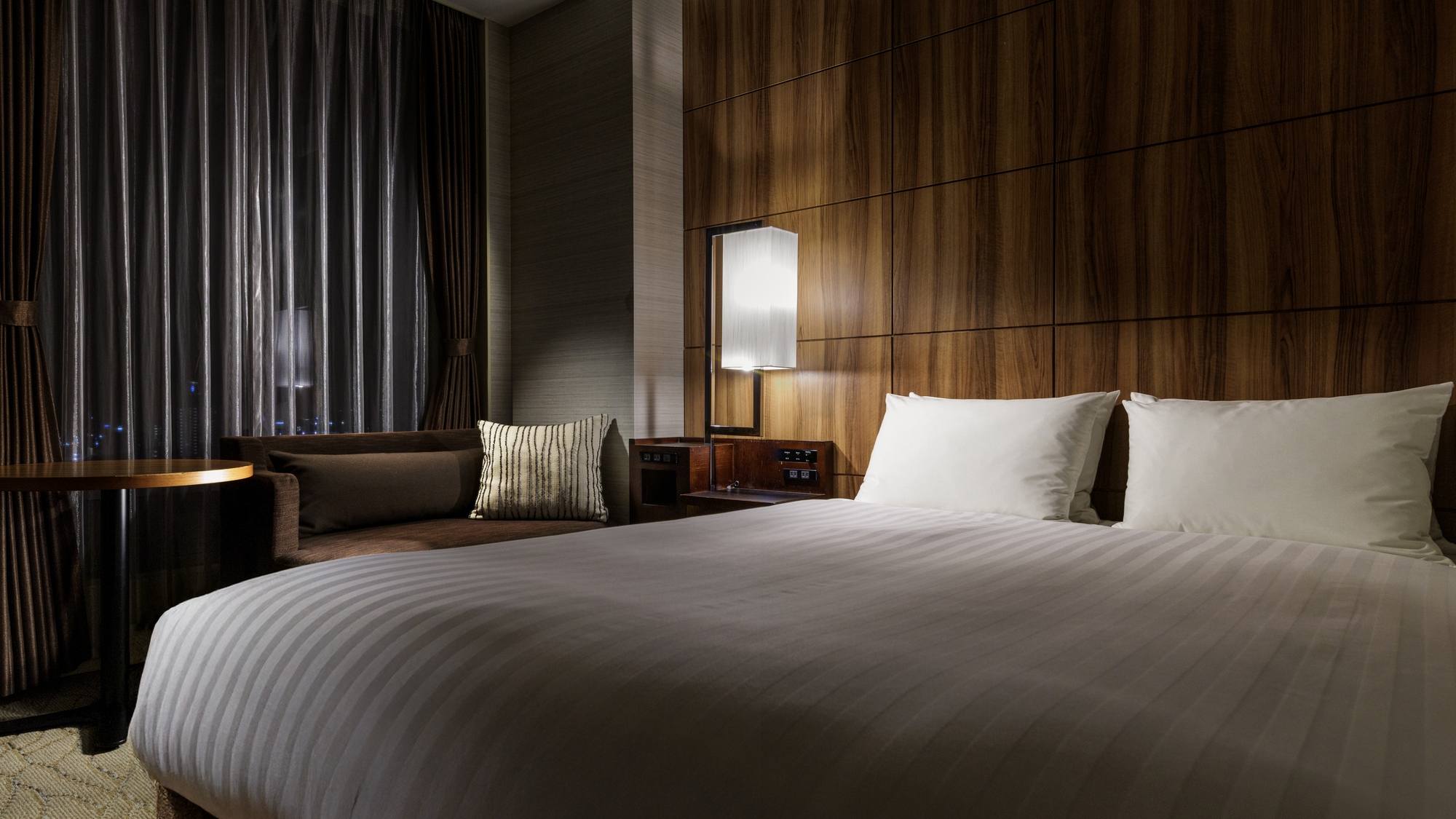 【桜島側ダブルルーム 17.7㎡/ベッド幅150cm】 寛ぎのソファとやさしいデザイン。