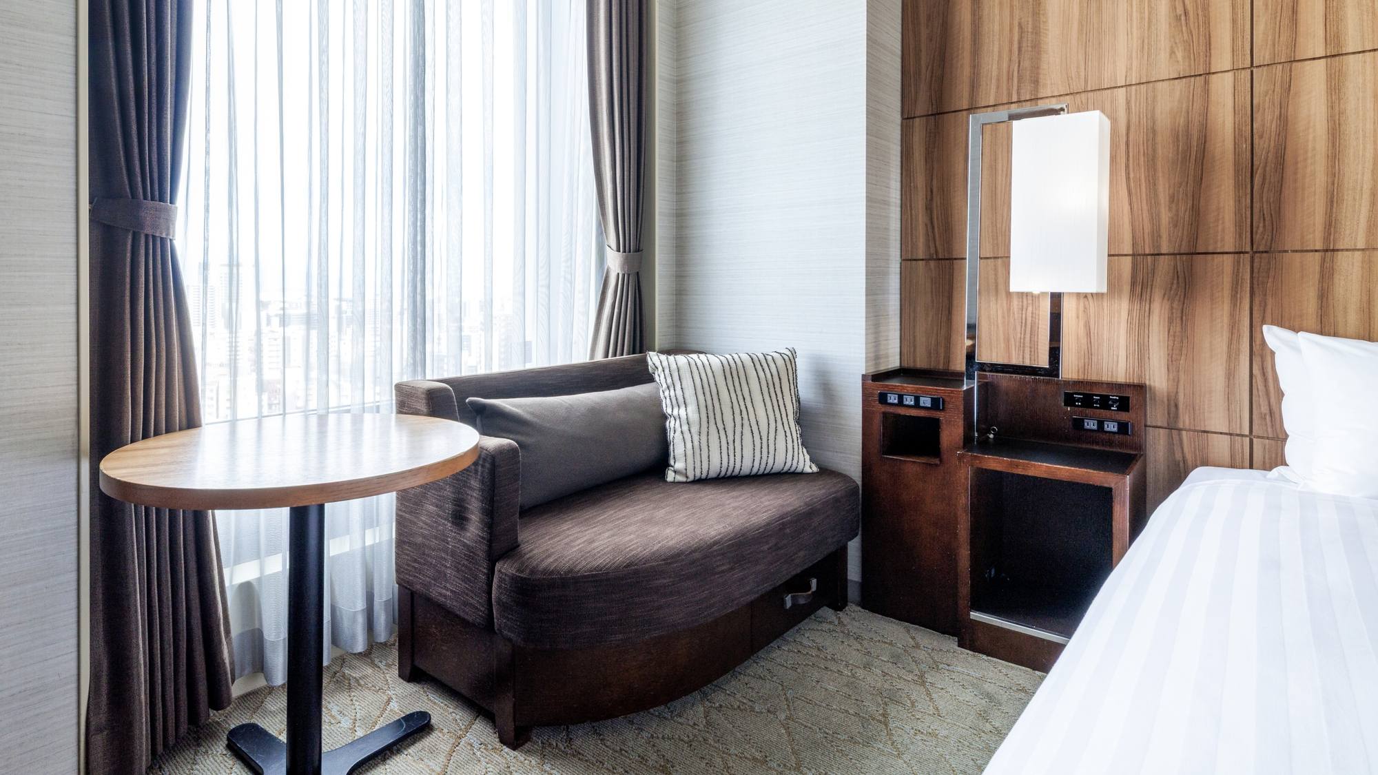 【桜島側ダブルルーム 17.7㎡/ベッド幅150cm】 寛ぎのソファとやさしいデザイン。