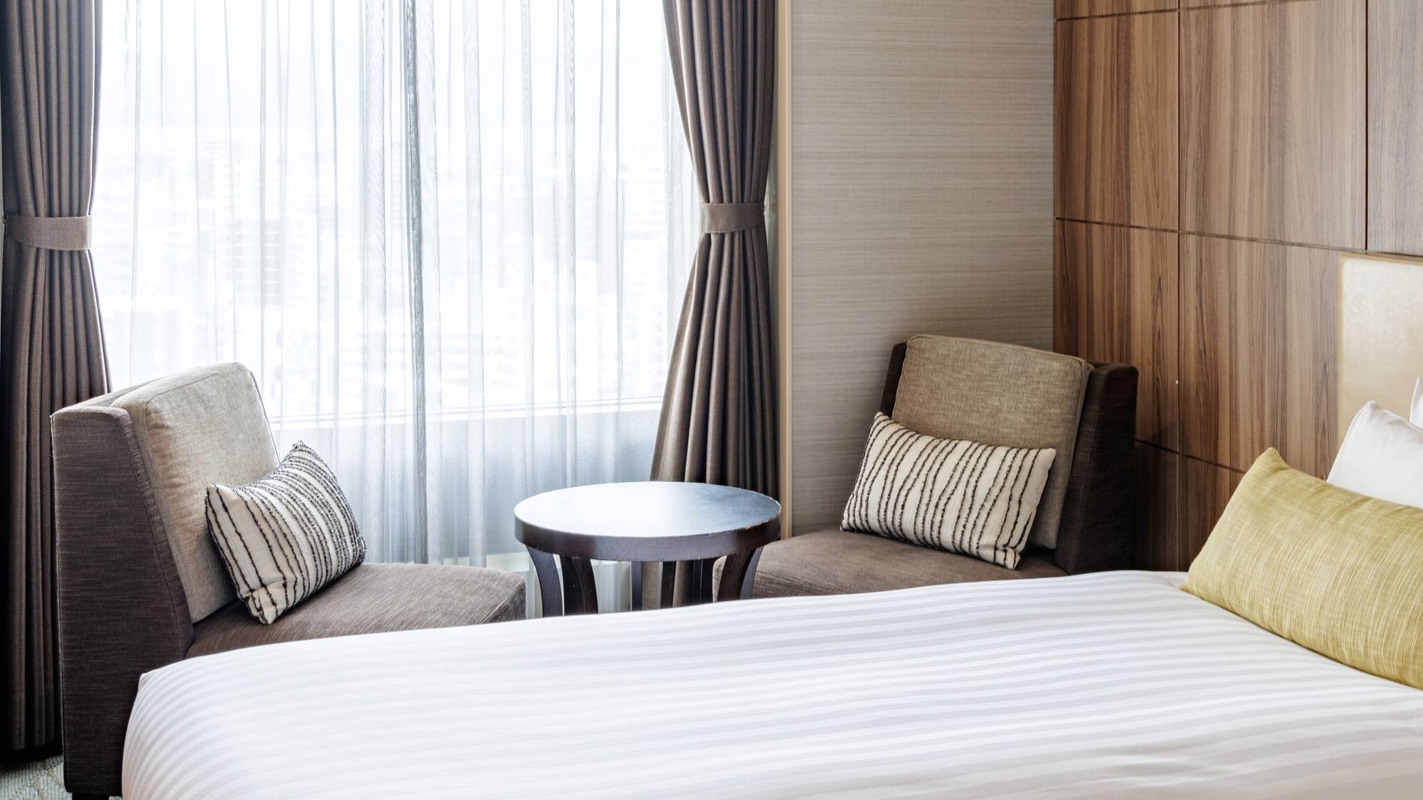 【桜島側スーペリアツインルーム 28.2㎡/ベッド幅110cm】桜島を望む開放感溢れる広めのツイン。