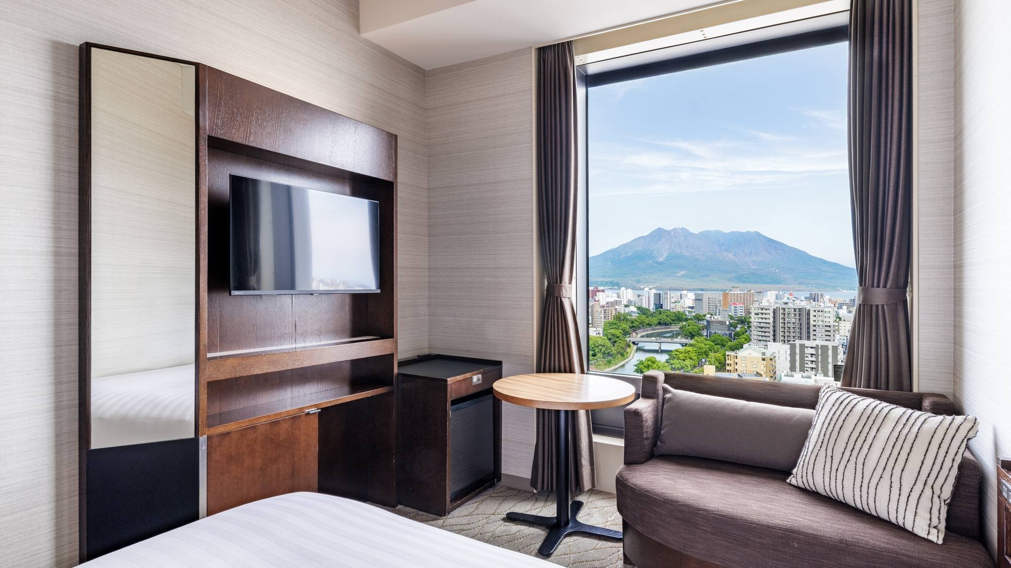 【桜島側ダブルルーム 17.7㎡/ベッド幅150cm】 寛ぎのソファとやさしいデザイン。