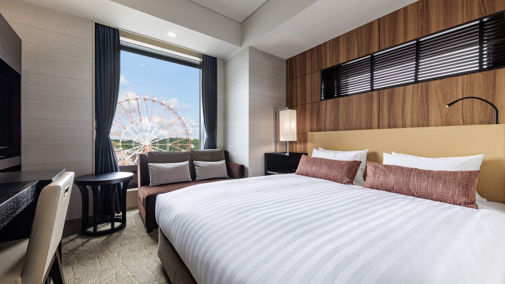 【観覧車側コーナーダブルルーム 22.2㎡/ベッド幅160cm】当館1番広いベッドサイズです。