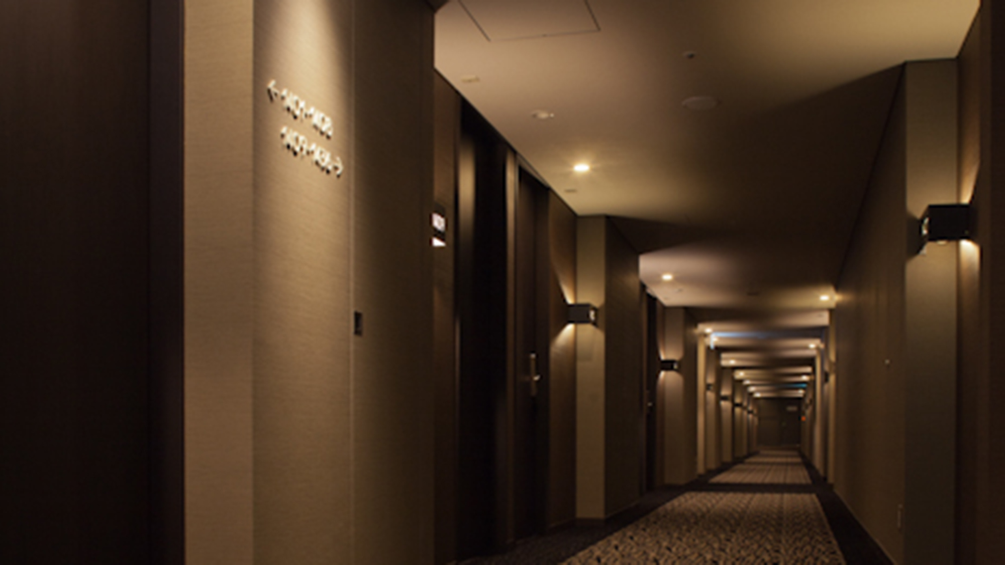 客室廊下は、静かな環境と洗練されたデザインが、お客様の旅の疲れを癒し、くつろぎの時間を提供します。
