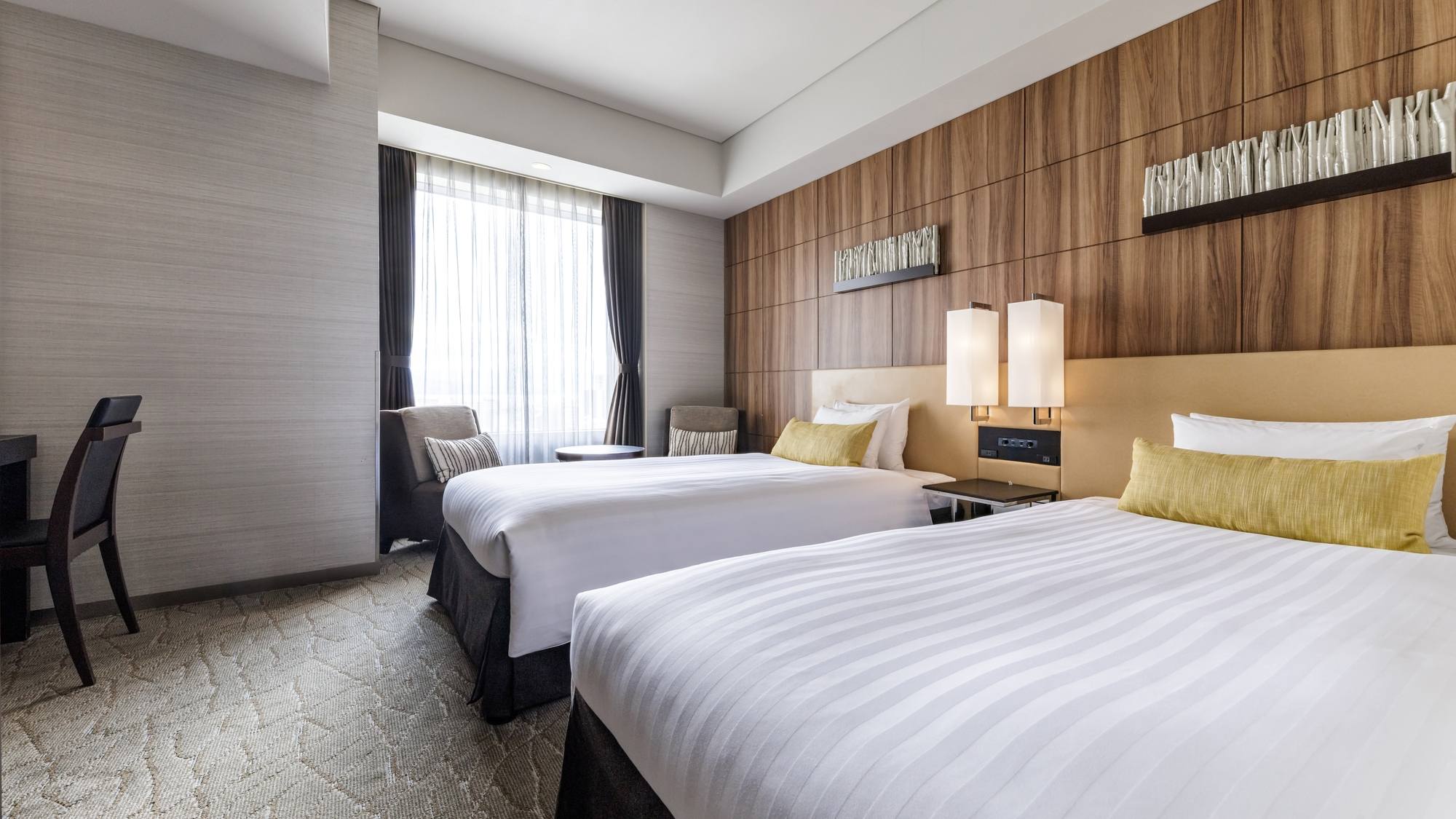 【桜島側スーペリアツインルーム 28.2㎡/ベッド幅110cm】桜島を望む開放感溢れる広めのツイン。